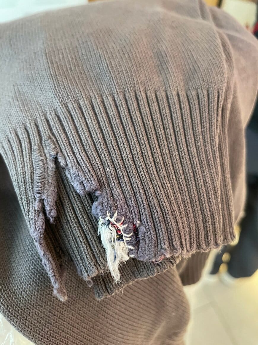 袖の部分がボロボロに…