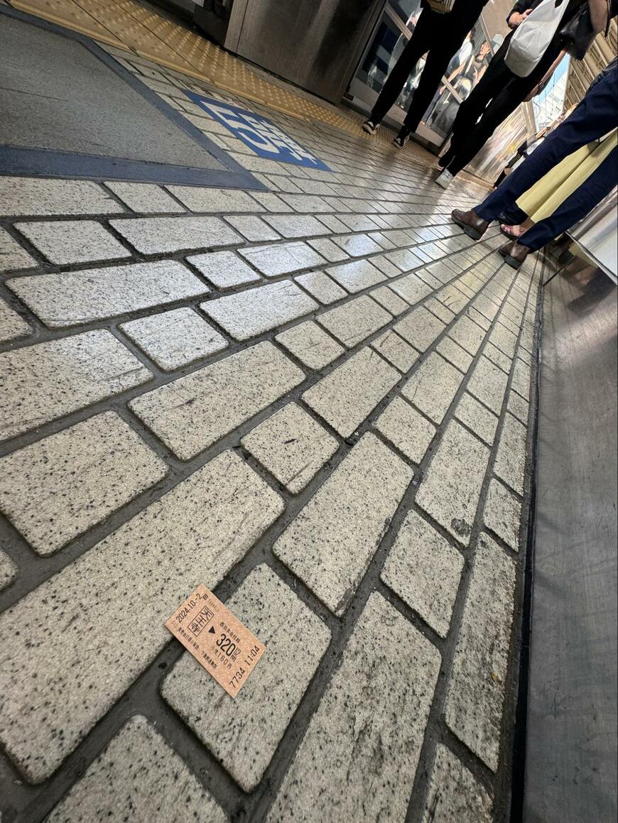 駅のホームで撮影された1枚