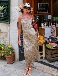 【海外マダム】〈総柄キャミワンピース〉の着こなしが素敵　洗練された華やかなリゾートスタイルに「とても上品で美しい」