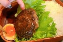 家族からも大好評の「ハンバーグ弁当」に思わず見惚れてしまう　ジューシーハンバーグと「即席ペペロンチーノ」を詰めた一品がたまらない
