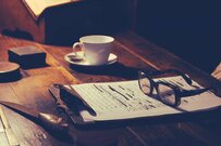 著述家・記者・編集者の年収はいくら？平均年齢・勤続年数も【2023年更新版】 