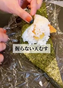 2児の母が夫に作る【愛妻弁当】カンタン〈天むす〉と〈お蕎麦〉のセットが美味しそう！