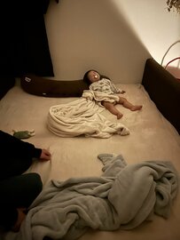 独特すぎる姿勢…！ゼロ歳児の貫禄たっぷりな寝方と偶然の「人文字」に和む