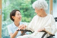 【特養など】住民税非課税世帯でも「資産が多いと対象外!?」介護保険施設〈減免制度〉の注意点