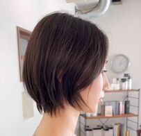 【激変】絶壁で面長化した女性がショートで小顔に！美しい髪型に思わず見惚れる