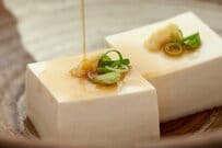 女性アイドルが「食べようとした豆腐」に強烈な違和感　まさかの展開に1300万回表示