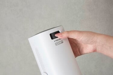 迫力映像を1万円未満で！ニトリ「ミニプロジェクター」がなんと〈9990
