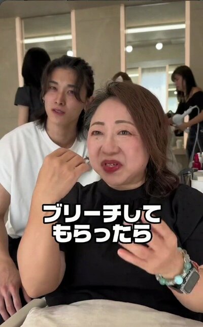 ふんわりとうねる、傷みの気になる茶色のミディアムの髪の女性（ビフォー）