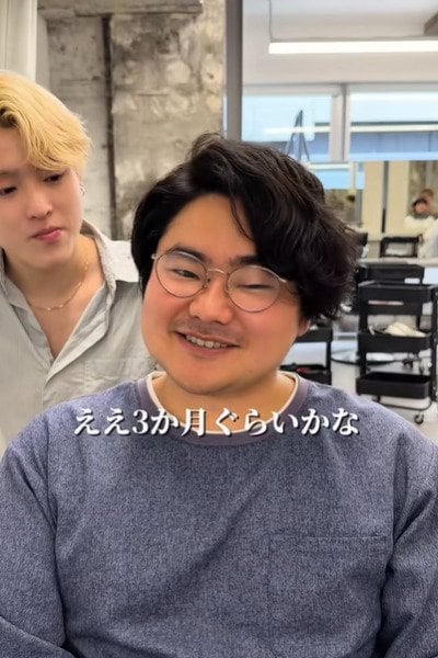 髪の悩みについて話す男性