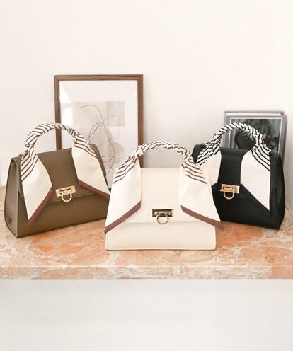 写真 | プチプラなのに上品！ハニーズ新作の「スカーフ付きフラップ