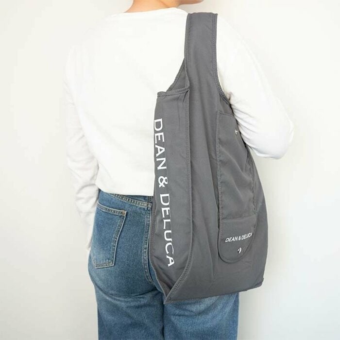 ブラックよりも少しだけ柔らかく、ニュアンスのある印象を与えてくれる新定番カラー