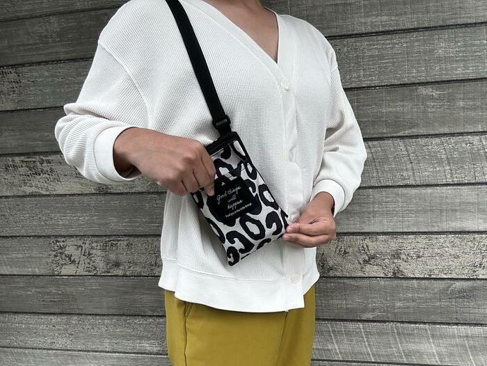 ストラップを最も短くした様子がこちら