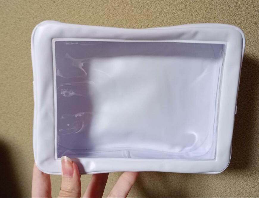 筆者撮影（セリア、窓付きポーチ 長方形）