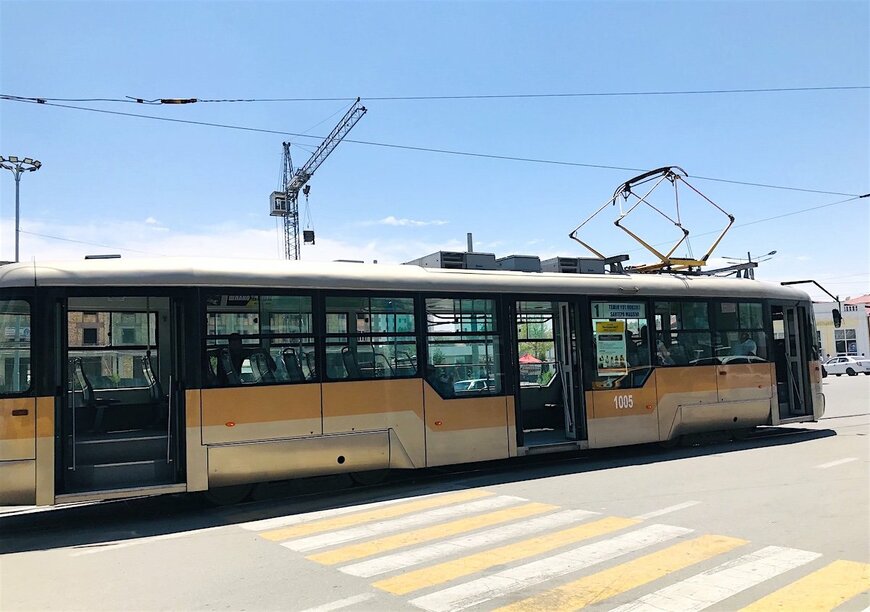 サマルカンド市内を走る路面電車