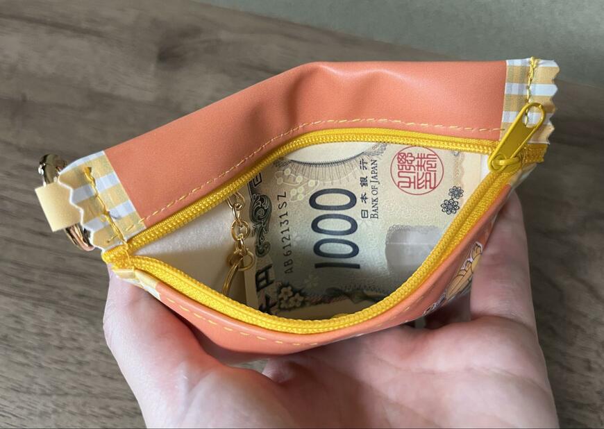 筆者撮影（ダイソー、お菓子風ポーチ、キーリング付（ミッキー＆フレンズ））