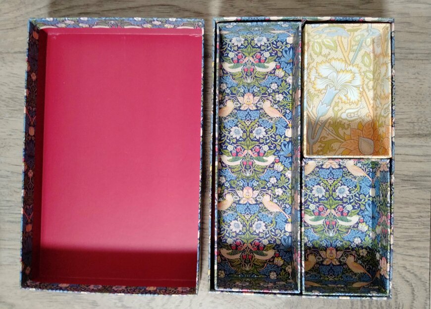 筆者撮影（セリア、文具小物収納BOX 長方形トレー マスターピースコレクション/WM、文具小物収納BOX 細長トレー マスターピースコレクション/WM、文具小物収納BOX フタつき マスターピースコレクション/WM）