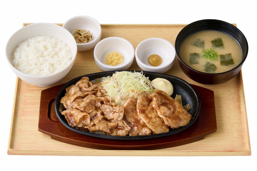 出所：株式会社プレナス「「やよい軒」　こだわりの特撰シリーズ　“三元豚”の奥深い旨さを食べ比べ！生姜の風味がアップしたコク深い特製たれで堪能　『～三元豚使用～ロースとバラの極みしょうが焼定食＊』」