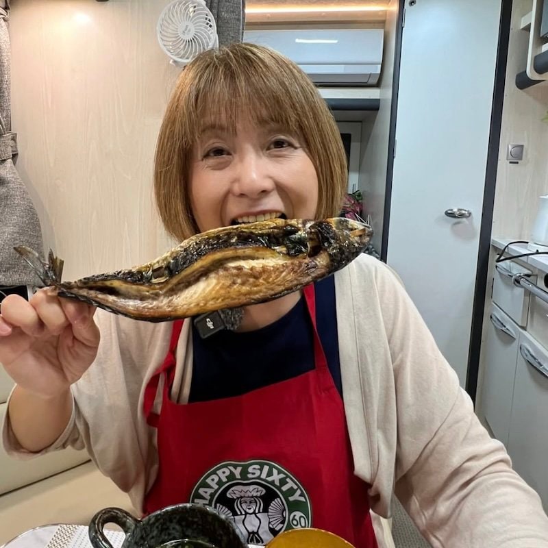 【60代夫婦の車中泊旅】京都の市場で購入した車中飯に注目！豪快に調理されたサバとイカに舌鼓