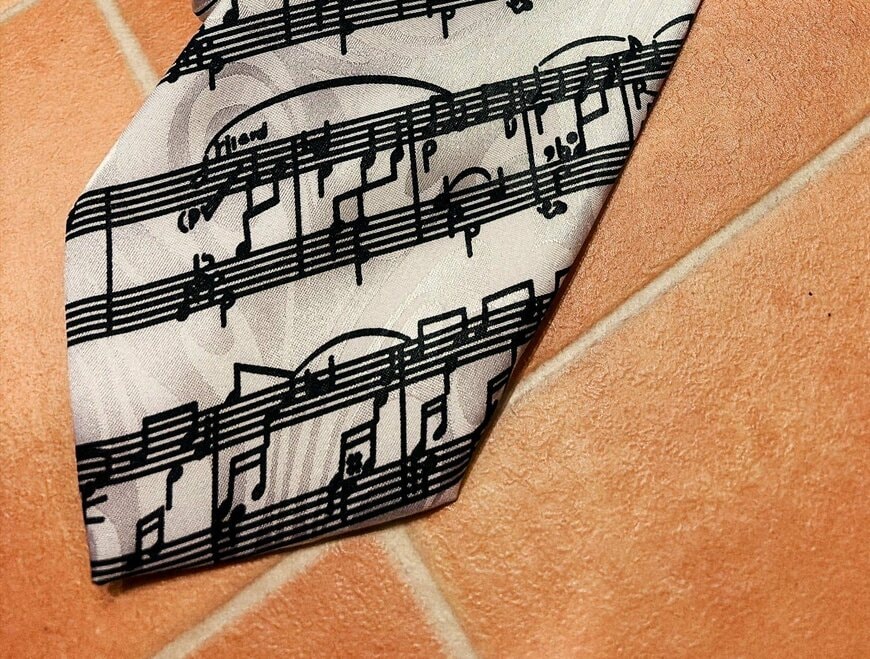 古着屋で一目惚れして購入した楽譜柄のネクタイ　「これは何の曲なのか？」さまざまな予想が集まる