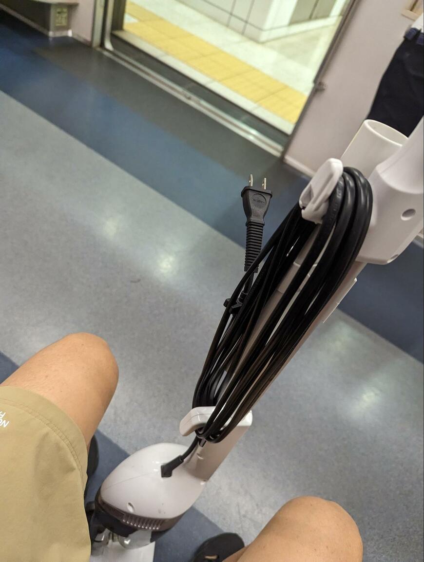 電車で掃除機を運ぶ