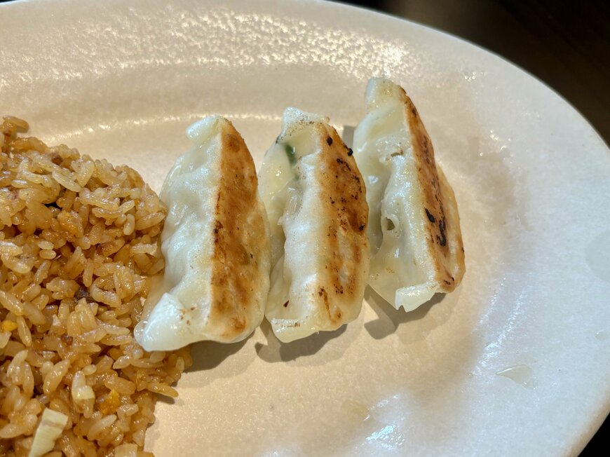 皿に乗った餃子の写真