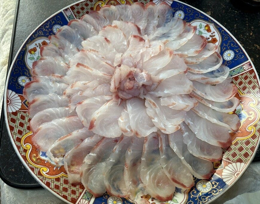 見た目にも華やかなヒラメの薄造り