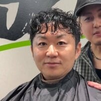 海外在住の男性「くせ毛で…」　カットでイメチェン！くせ毛を味方にしたスタイルでスッキリ！