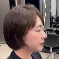 【大変身】矯正毛の女性がカットで大胆イメチェン！丸みシルエットがきれいなコンパクトショートが素敵