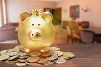 60歳代で「貯蓄2000万円達成」は何割？高齢者の75％は年金だけで生活できない衝撃