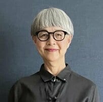 【70代マダム】黒のチャイナシャツを使ったコーデが素敵「夏の黒オシャレ！」の声。初夏を感じさせるカゴバッグも良いアクセントに
