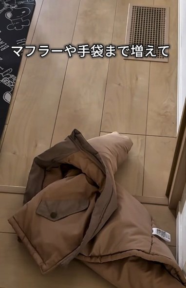 冬物で散らかる床