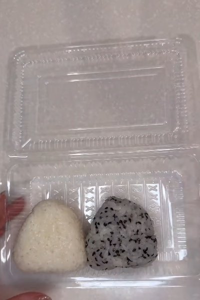 おにぎりを2個入れます