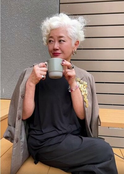 ジャケットを羽織った黒のワントーンコーデ