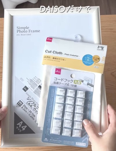 【100均DIY】ダイソーのA4フォトフレーム・はぎれ・コードフックで...→超可愛い〈キーホルダー収納〉が作れちゃう！