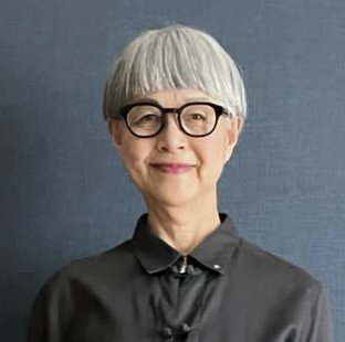 【70代マダム】黒のチャイナシャツを使ったコーデが素敵「夏の黒オシャレ！」の声。初夏を感じさせるカゴバッグも良いアクセントに