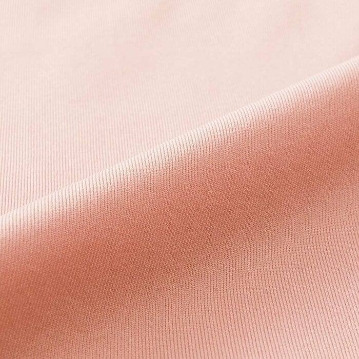 汗をかいても素早く乾き、肌へのベタつきを抑えてくれます