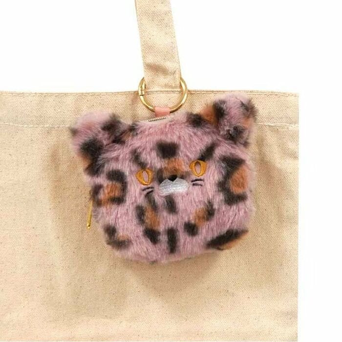 付属のカラビナを使ってバッグの持ち手やベルトループに装着可能