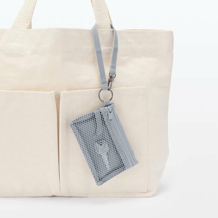 バッグの持ち手に取り付けられる、ストラップが付