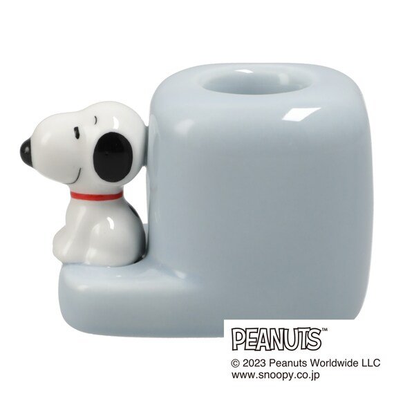 ちょこんと座ったスヌーピーがかわいい歯ブラシスタンド