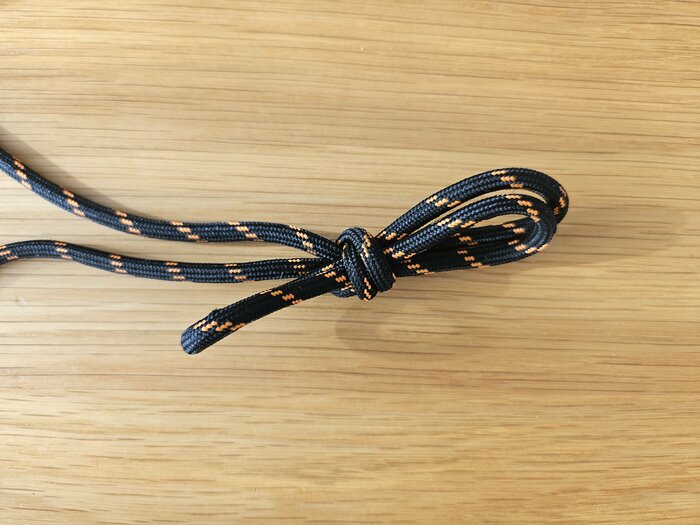 紐の長さを調節したいときには、結び目を作ると短くできます