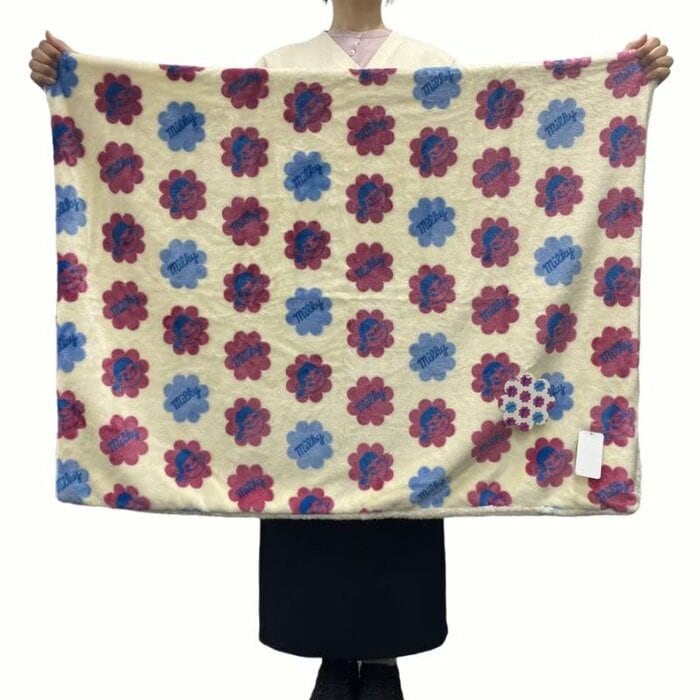 約73cm×100cmと、ひざ掛けとして使うのに最適な大きさ