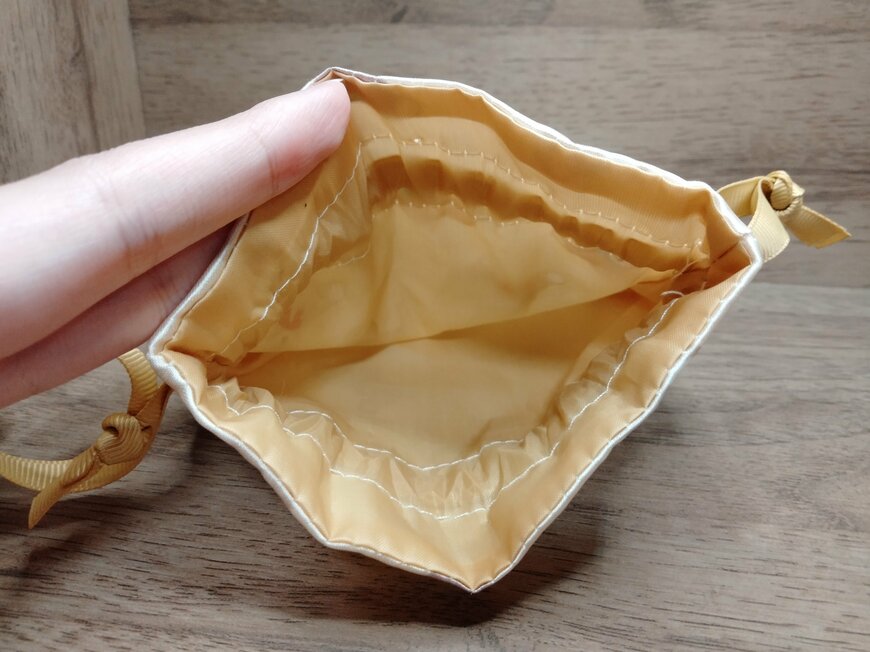 筆者撮影（セリア、巾着 サテン フラッフィーテディ）