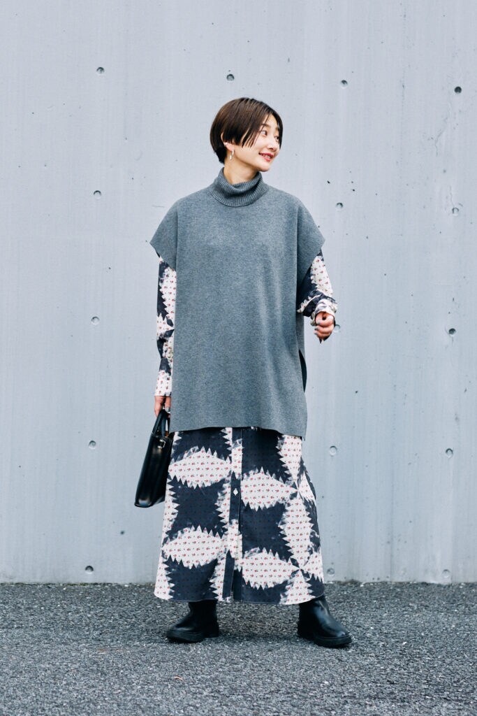 ニットベスト ¥12,100（JOURNAL STANDARD）ワンピース ¥38,500（NOMA t.d.） ブーツ ¥32,340（REMME）バッグ ¥26,400（PIENI） ピアス ¥10,120（PHILIPPE AUDIBERT）イヤーカフ ¥7,700（FARIS）