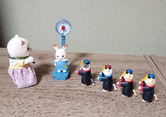 出所：筆者撮影（セリア、ミニチュア体重計）