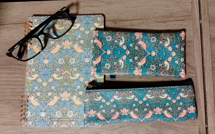 筆者撮影（セリア、メガネケース ウィリアム・モリスデザイン）