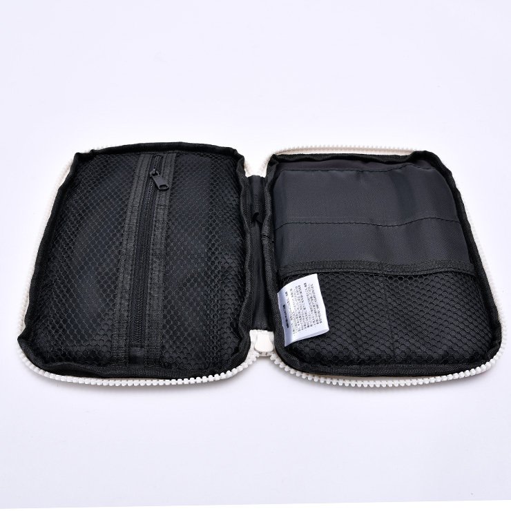 出所：しまむら　マルチポーチ(はらぺこあおむし)