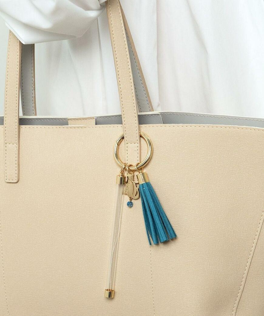 出所：株式会社フェリシモ「大好きな猫さんといっしょにお出かけ気分が味わえる「幸運を呼び込むチャーム付き猫ひげケース」が、フェリシモ「猫部™」から新登場！