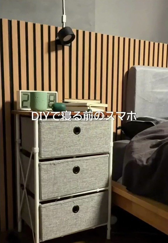 【設計図不要のDIY】杉板が「ベッド横のサイドテーブル」に変身　本や日記を収納し、寝る前のスマホをやめて読書時間に