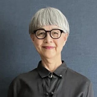 【70代マダム】黒のチャイナシャツを使ったコーデが素敵「夏の黒オシャレ！」の声。初夏を感じさせるカゴバッグも良いアクセントに