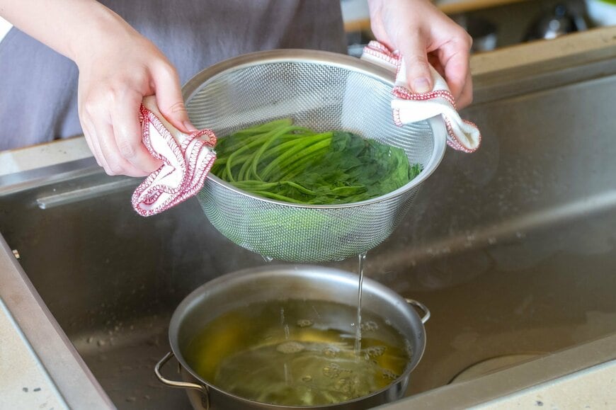 専用深ざるでを使うことで青菜の水切りもスムーズ